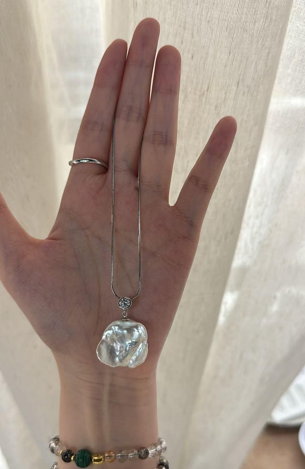 Silver-white petal baroque pearl pendant necklace