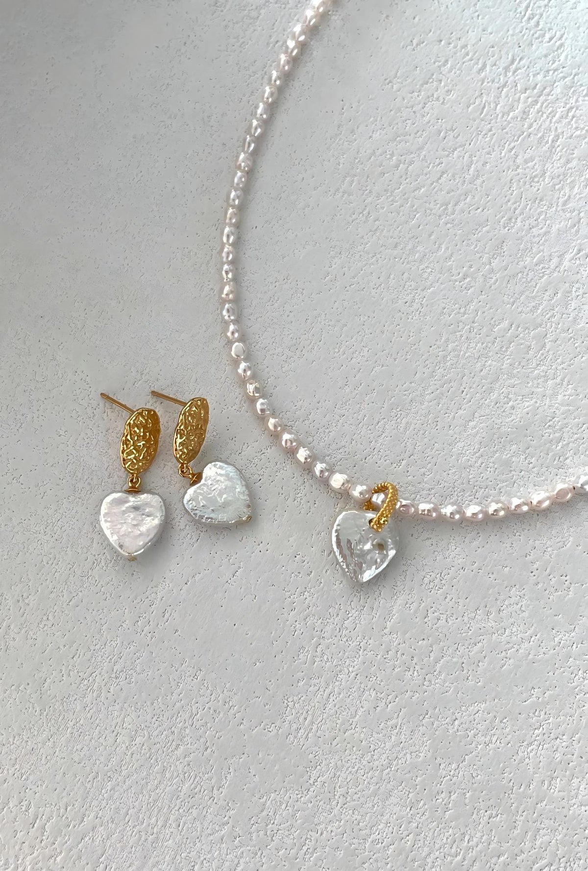 Pink heart-shaped baroque pearl earrings, 18k gold plated, photo 3