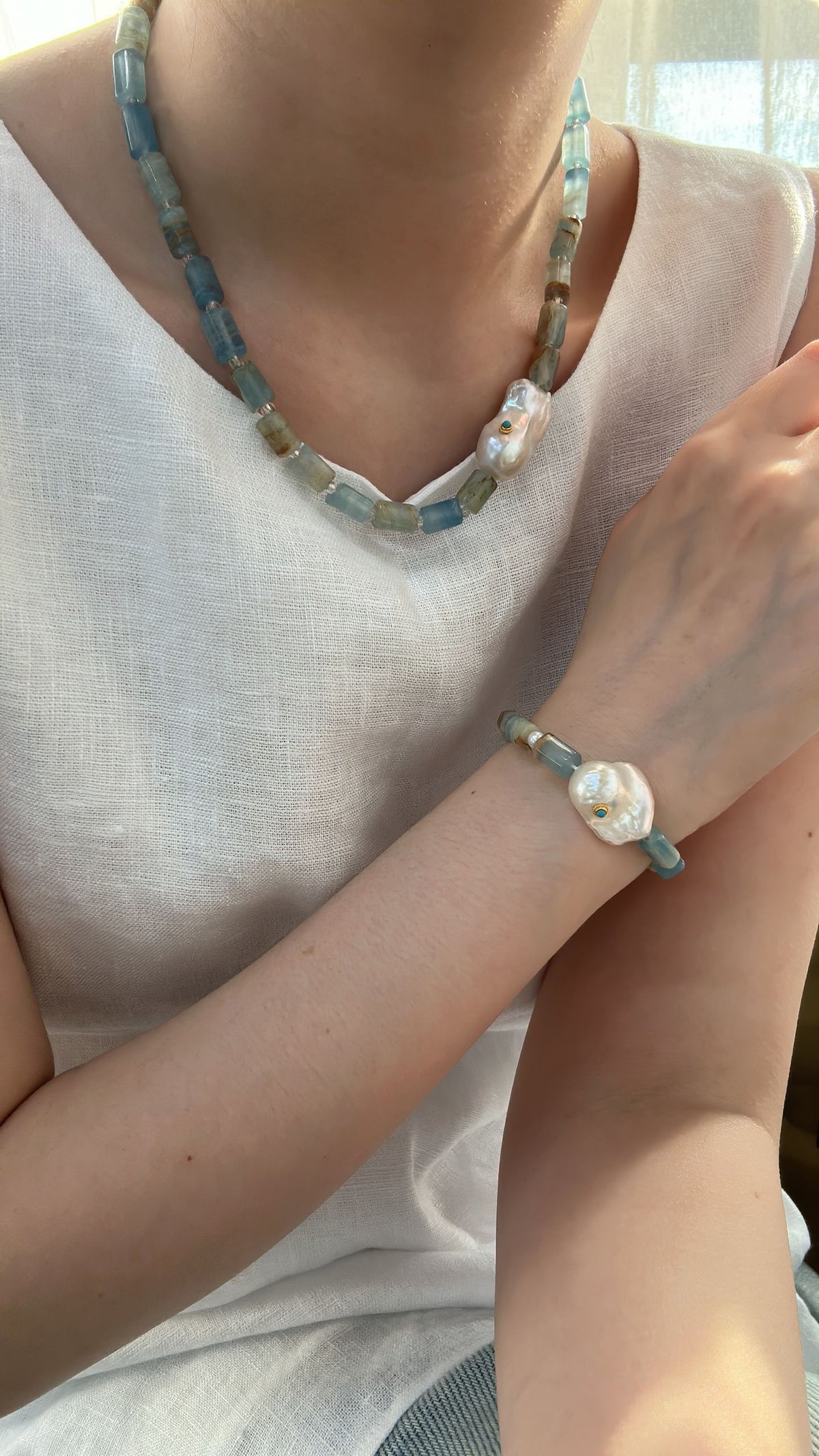 Blue turquoise and baroque pearl beaded necklace, photo 3