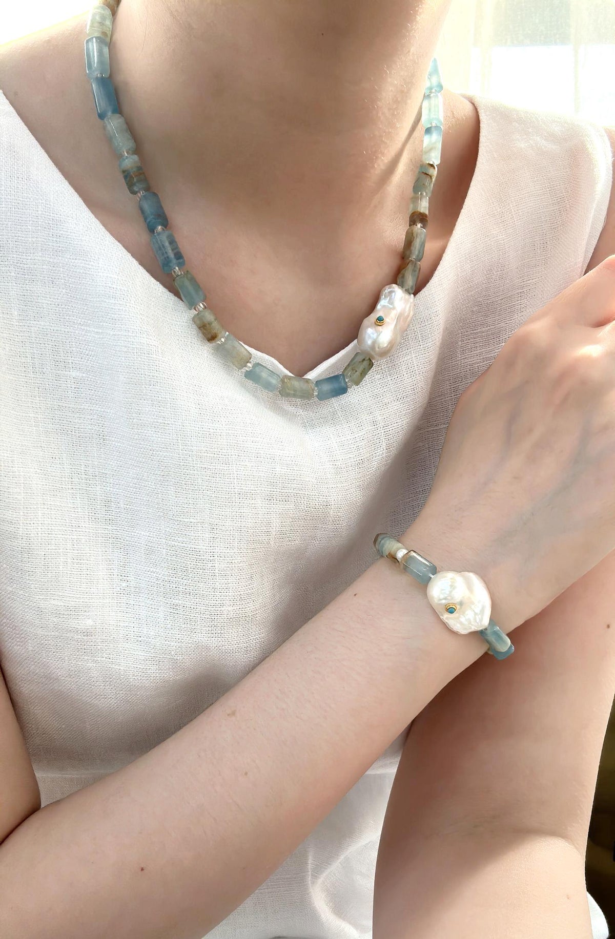 Blue turquoise and baroque pearl beaded bracelet, photo 2