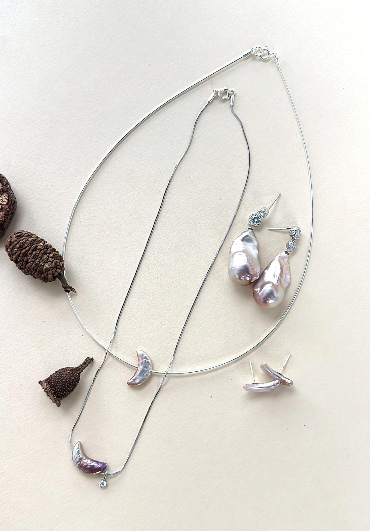 Iridescent crescent moon baroque pearl necklace in 925 sterling silver, photo 6