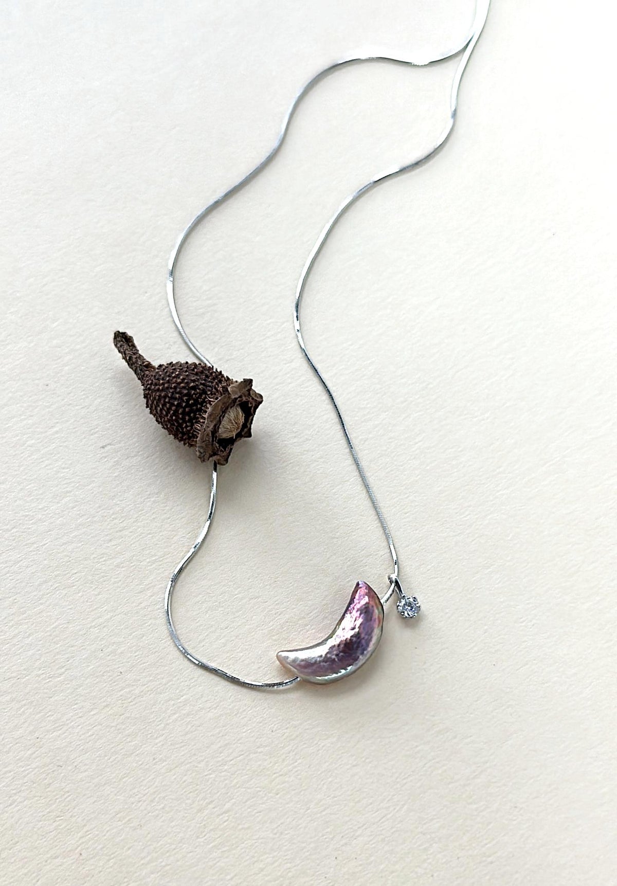 Iridescent crescent moon baroque pearl necklace in 925 sterling silver, photo 3