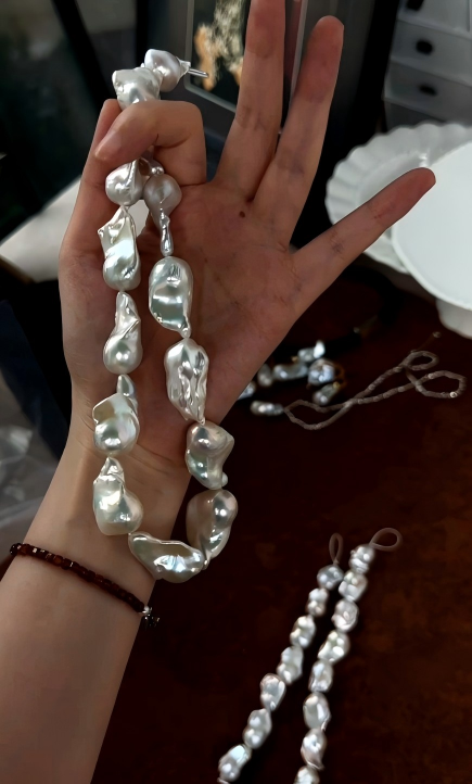 Blue aurora baroque pearl hand-beaded necklace, photo 3