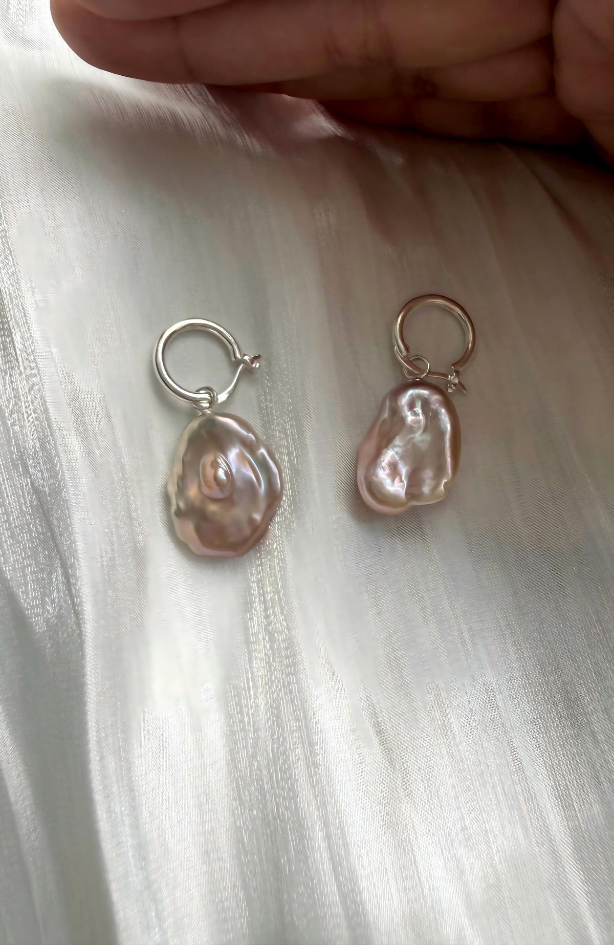 Pink-blue baroque pearl hoop earrings in sterling silver, photo 4