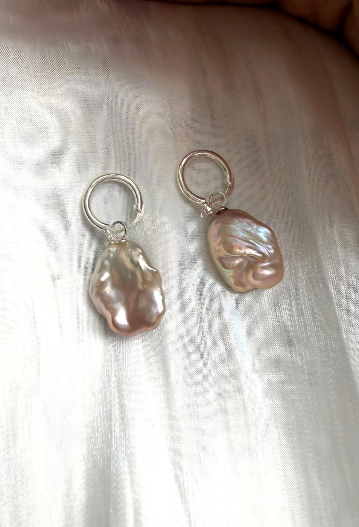 Pink-blue baroque pearl hoop earrings in sterling silver, photo 3