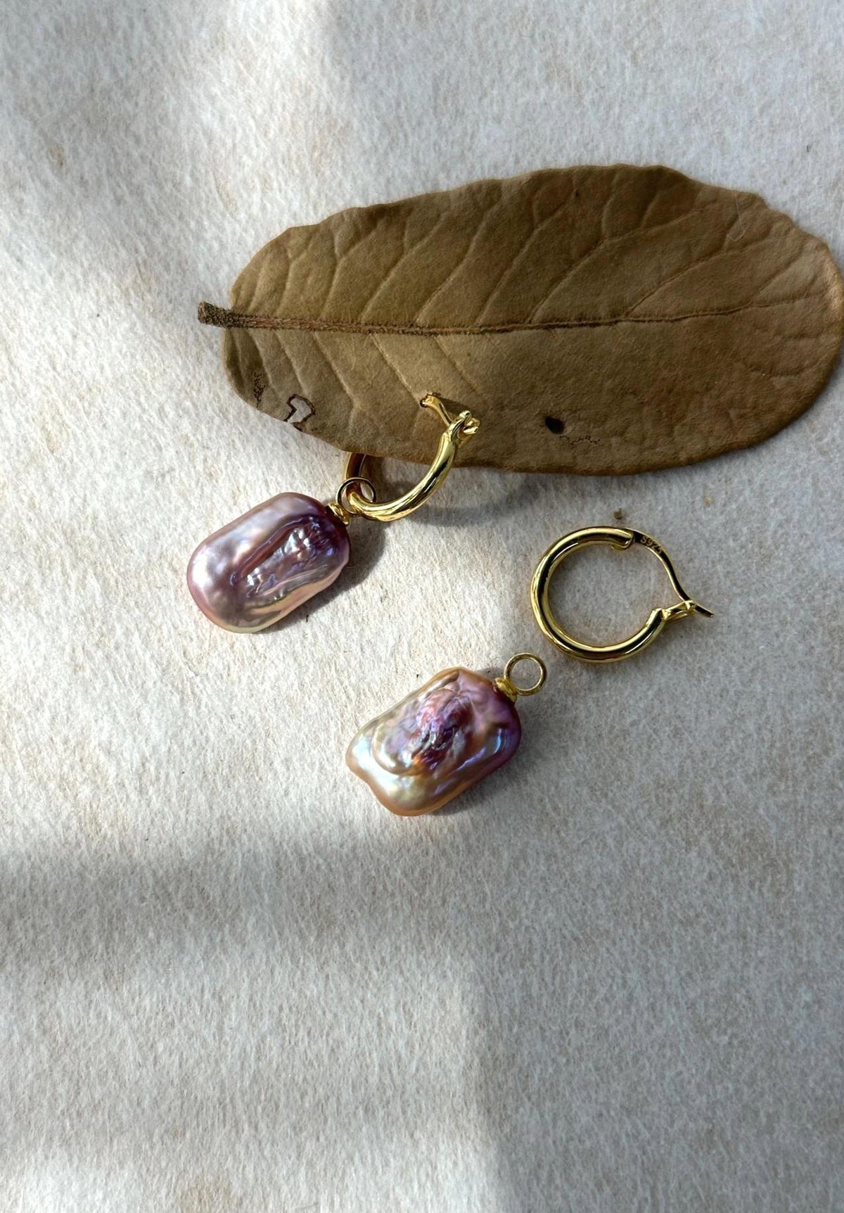 Iridescent purple rectangle pearl huggie earrings, 18k gold plated, photo 3