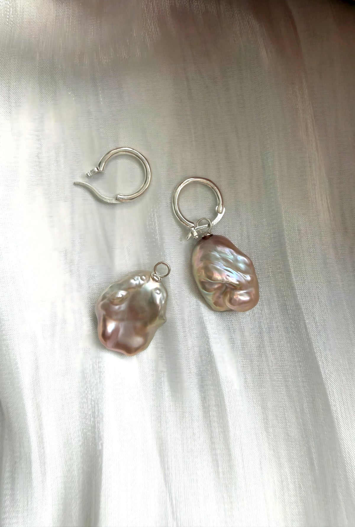 Pink-blue baroque pearl hoop earrings in sterling silver, photo 2
