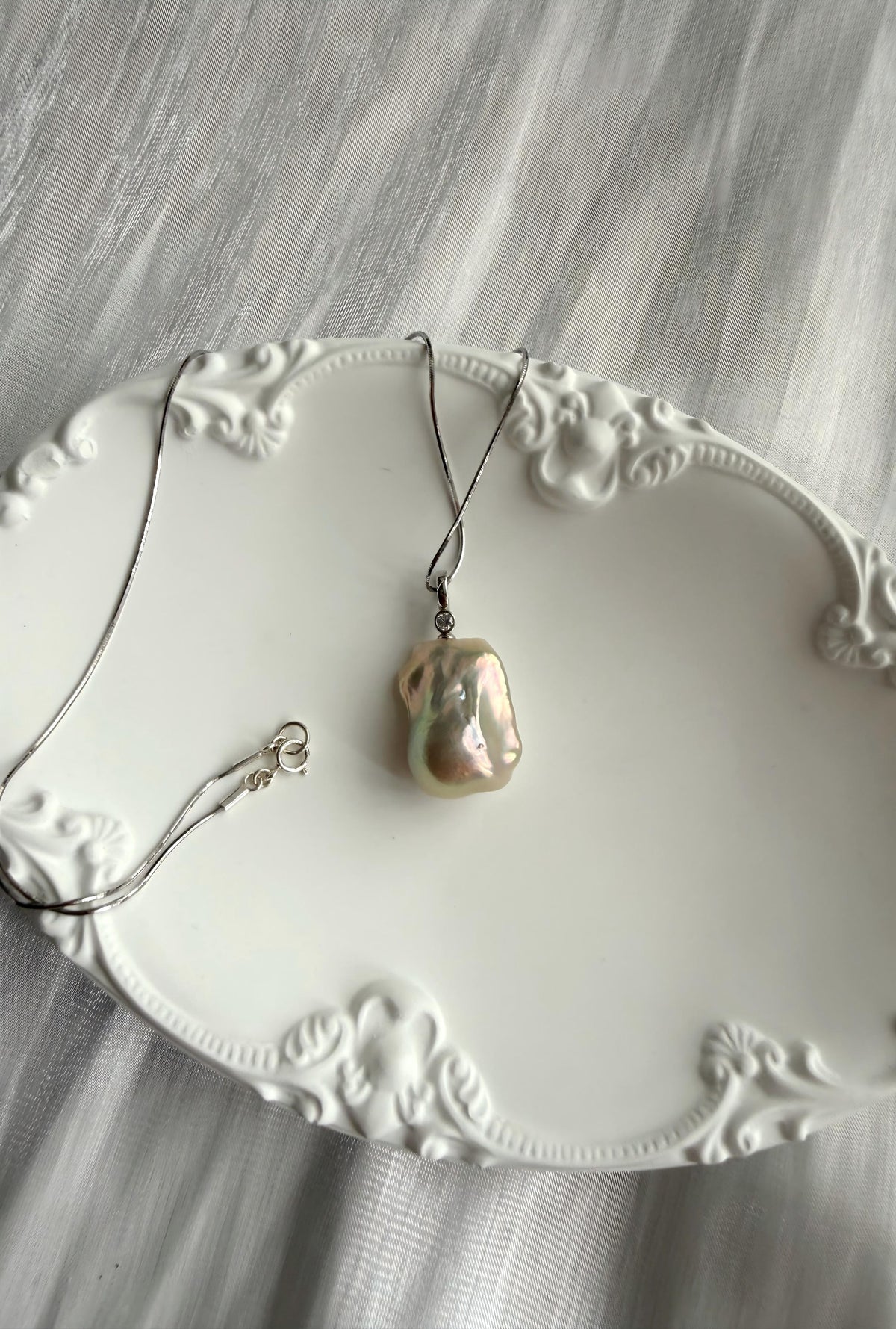 One of a kind greenish-white baroque pearl pendant necklace in sterling silver, photo 4