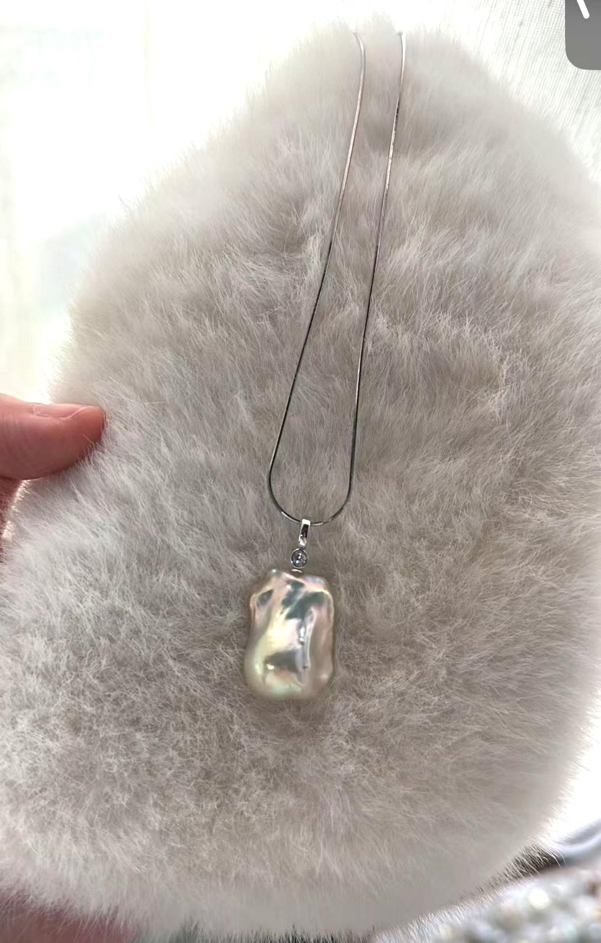 One of a kind greenish-white baroque pearl pendant necklace in sterling silver, photo 3